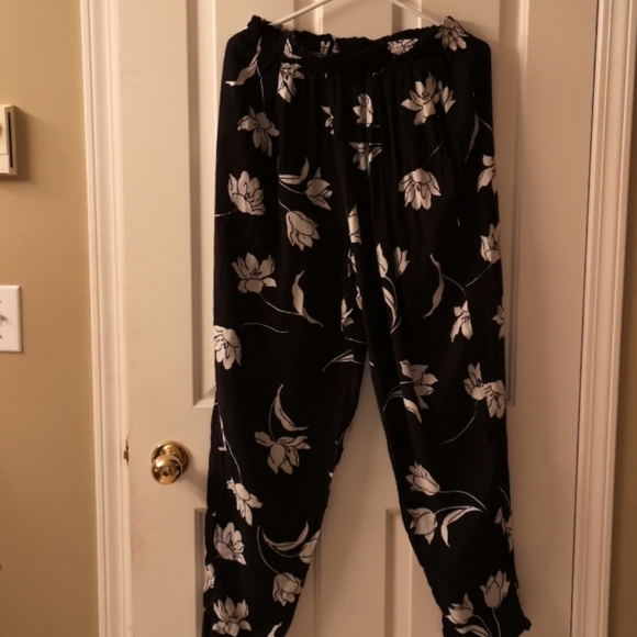 Jacque & Koko Pants - Jacque & Koko
Black Pants White Flowers Sz 14/16